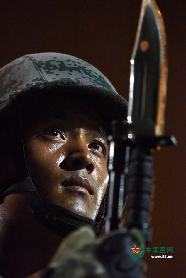 走進(jìn)閱兵村：看看軍人到底啥樣子