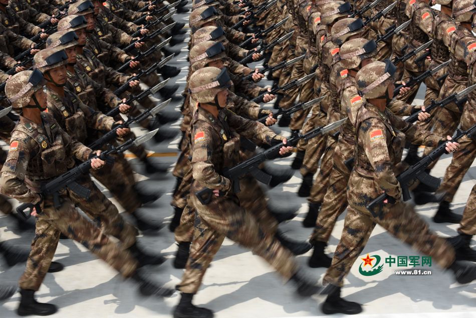 走進(jìn)閱兵村：看看軍人到底啥樣子