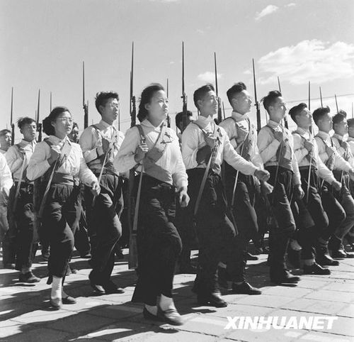 1958年國(guó)慶閱兵 民兵方隊(duì)規(guī)?？涨?組圖)