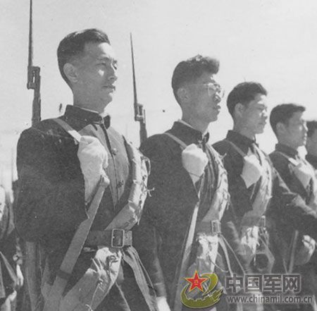 1958年國(guó)慶閱兵 民兵方隊(duì)規(guī)?？涨?組圖)