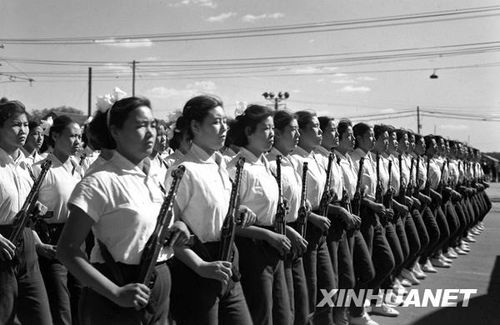 1958年國慶閱兵 民兵方隊規(guī)?？涨?組圖)