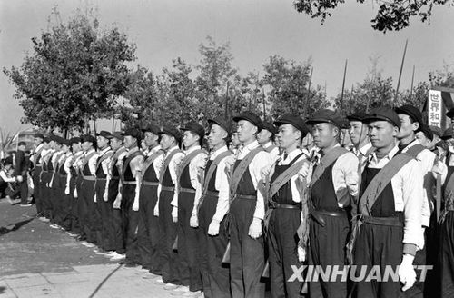 1958年國慶閱兵 民兵方隊規(guī)?？涨?組圖)