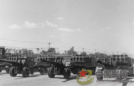 1958年國慶閱兵 民兵方隊規(guī)?？涨?組圖)