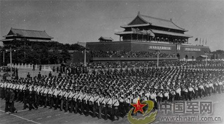 1958年國(guó)慶閱兵 民兵方隊(duì)規(guī)?？涨?組圖)
