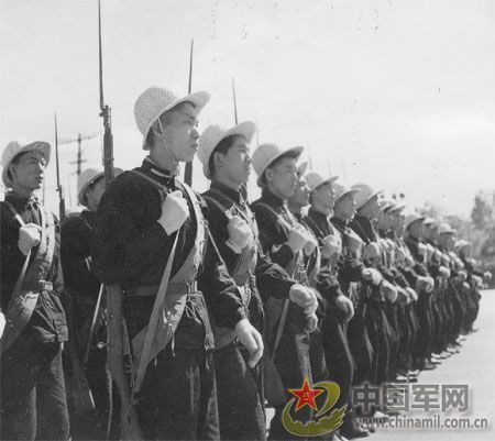 1958年國(guó)慶閱兵 民兵方隊(duì)規(guī)?？涨?組圖)
